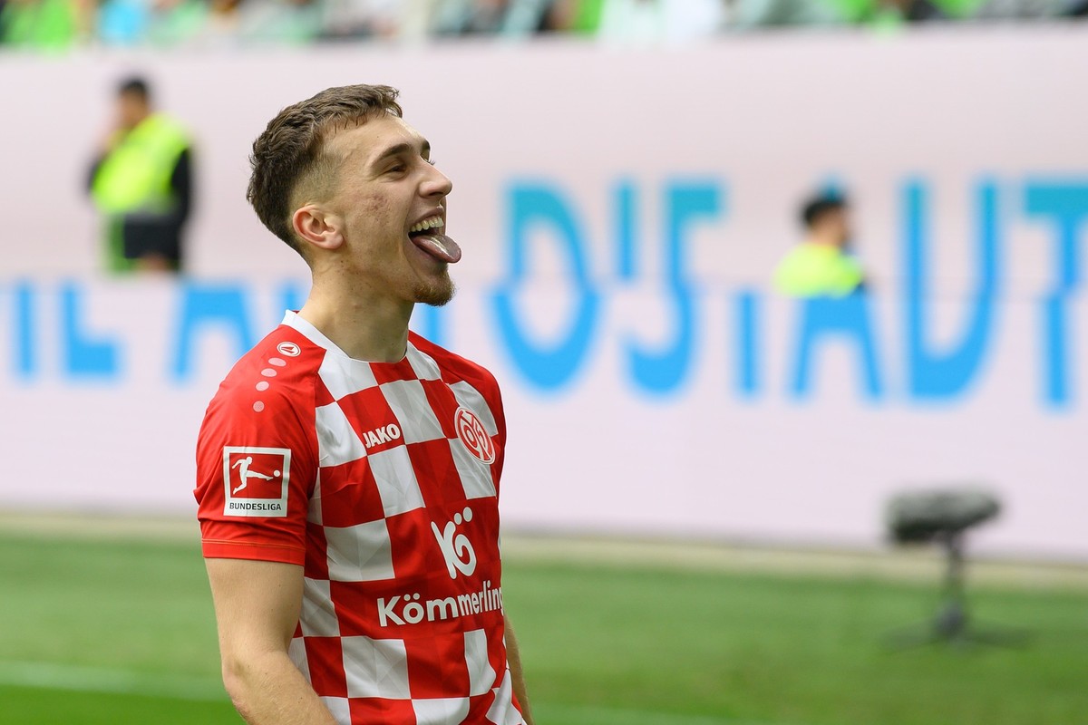 18.05.2024, Niedersachsen, Wolfsburg: Fußball: Bundesliga, VfL Wolfsburg - FSV Mainz 05, 34. Spieltag, Volkswagen Arena. Mainz Brajan Gruda jubelt nach seinem Tor zum 1:1. Foto: Swen Pförtner/dpa - WI ...