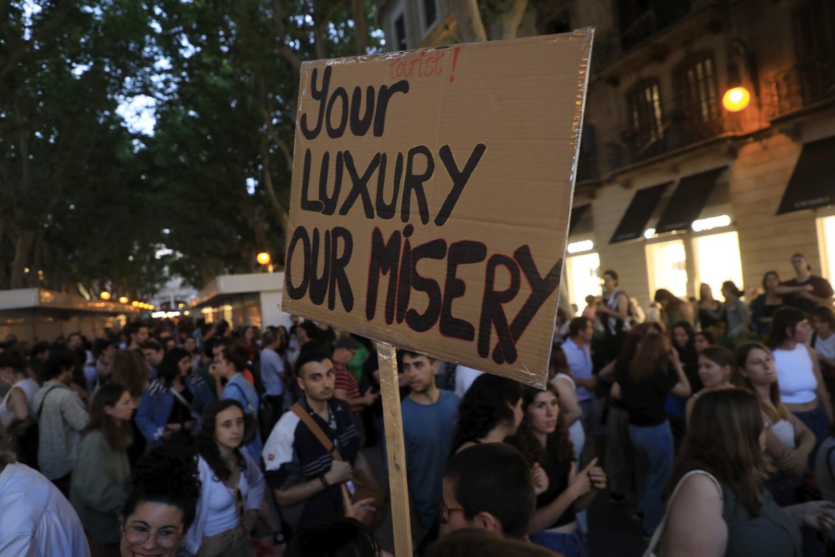 25.05.2024, Spanien, Palma: Einheimische bei einer Demonstration gegen den Massentourismus. Tausende haben auf Mallorca gegen Massentourismus protestiert. Unter dem Motto «Sagen wir basta!» versammelt ...