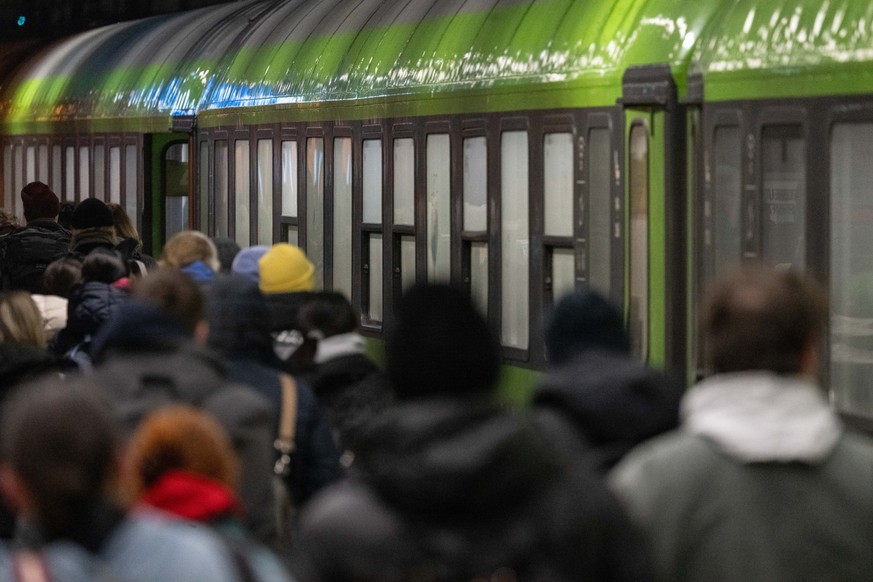 11.01.2024, Baden-Württemberg, Stuttgart: Fahrgäste steigen in einen Flixtrain des Eisenbahnverkehrsunternehmens Flix im Hauptbahnhof ein. Die Gewerkschaft Deutscher Lokomotivführer (GDL) hat ab Mitte ...