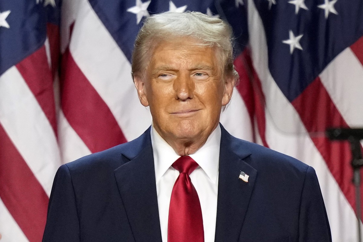 ARCHIV - 06.11.2024, USA, West Palm Beach: Der republikanische Präsidentschaftskandidat und ehemalige US-Präsident Donald Trump bei einer Wahlparty am Mittwoch, 6. November 2024, in West Palm Beach, F ...