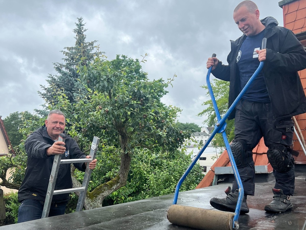 Marco Gierisch (link) und Christoph Zander bei ihrer Arbeit auf einem Wohnhaus in Berlin Wittenau, Dachdecker für die Firma Hanebutt