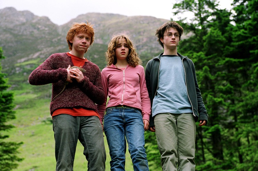 HARRY POTTER AND THE PRISONER OF AZKABAN, Rupert Grint holding Scabbers the rat, Emma Watson, Daniel Radcliffe, 2004, Warner Brothers/courtesy Everett Collection Warner Bros/Courtesy Everett Collectio ...