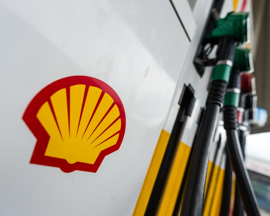 ARCHIV - 11.07.2017, Hamburg: Das Shell-Logo klebt an einer Shell-Tankstelle an einer Zapfs