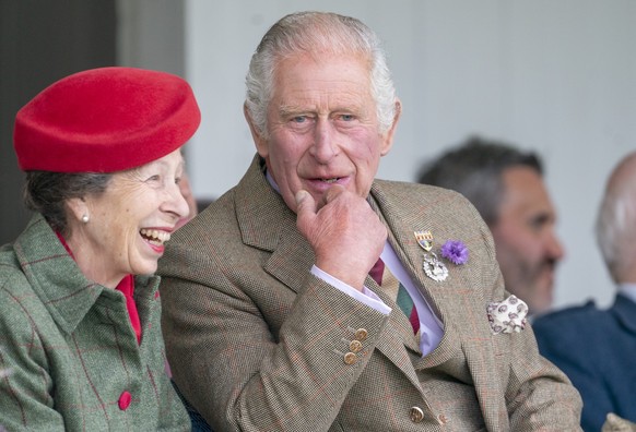 03.09.2022, Gro�britannien, Braemar: Prinzessin Anne (l), die Princess Royal, und Charles, Prinz von Wales und in Schottland bekannt als der Herzog von Rothesay, unterhalten sich w�hrend ihres Besuchs ...