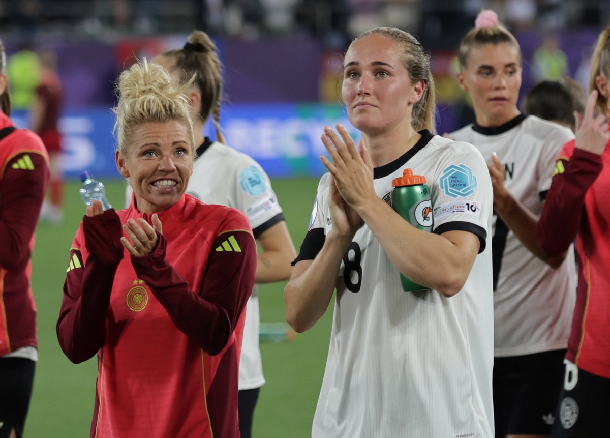 04.07.2025, xgrfx, Fussball Women s Euro 2025, Deutschland - Polen v.l. Linda Dallmann, Sydney Lohmann Deutsche Frauennationalmannschaft DFL/DFB REGULATIONS PROHIBIT ANY USE OF PHOTOGRAPHS as IMAGE SE ...