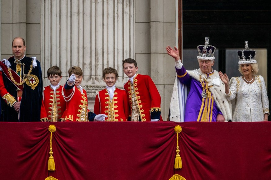 LONDON, ENGLAND - MAY 06: (L-R) Prince William, Prince of Wales, Lord Oliver Cholmondeley, Page of Honour, Prince George of Wales, Page of Honour Nicholas Barclay, Page of Honour Ralph Tollemache, Kin ...