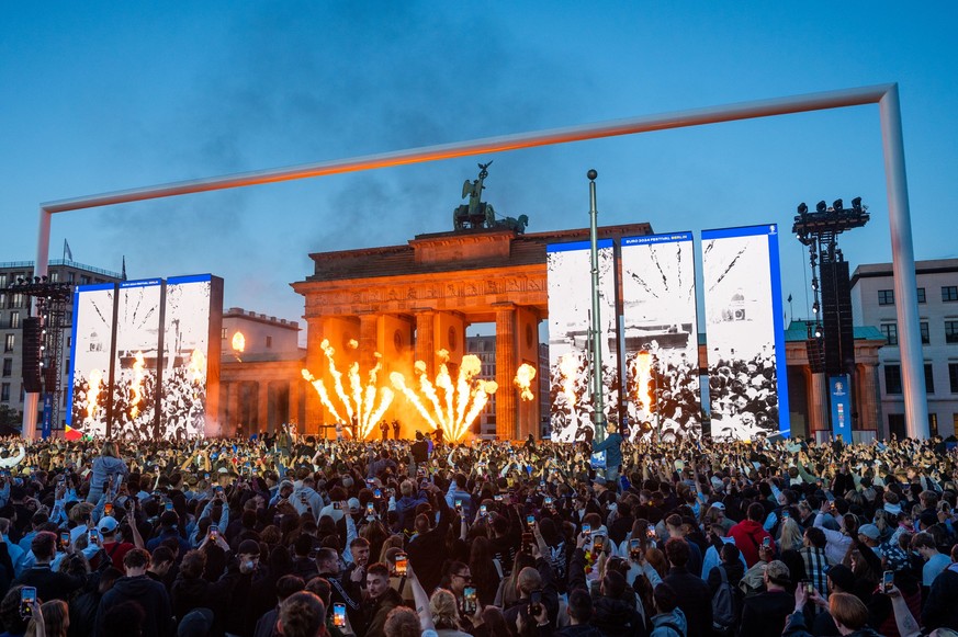 12.06.2024, Berlin: Fu�ball: EM, Er�ffnungsfeier der Fanmeile am Brandenburger Tor, Auf der B�hne wird Feuerwerk gez�ndet. Foto: Christophe Gateau/dpa +++ dpa-Bildfunk +++