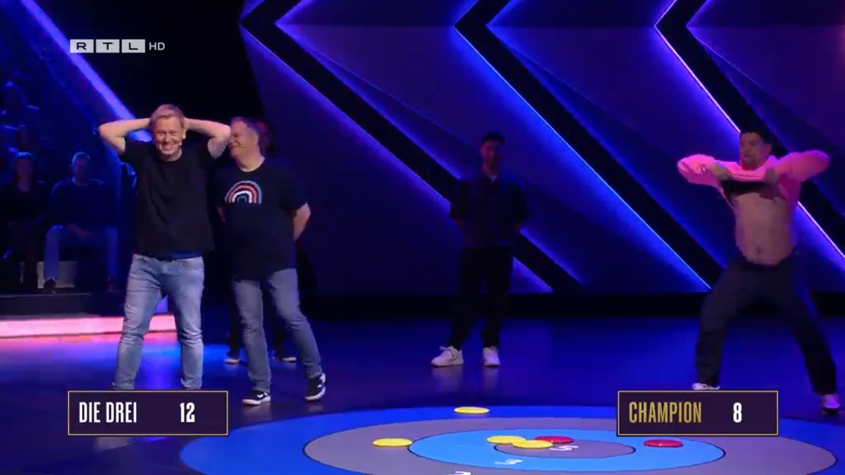 Tut das, was er partout nicht tun sollte: Tim Mälzer zieht sich aus.