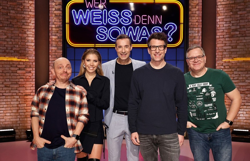 ARD WER WEISS DENN SOWAS?  FOLGE 1155, "Victoria Swarovski en Daniel Hartwich", ben Donnerstag (18.04.24) om 18:00 uur Uhr im ERSTEN.  Moderator Kai Pflaume (M.) en Seine Rateteam-Kapitäne Bernha ...