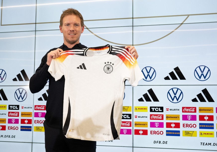 14.03.2024, Hessen, Frankfurt/Main: Bundestrainer Julian Nagelsmann präsentiert auf einer Pressekonferenz das neue offizielle EM-Trikot des DFB-Teams. Nagelsmann stellte den Kader für die Testländersp ...