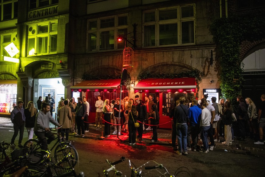 Nightlife guests in front of La Boucherie on Vestergade in Copenhagen on the night between Thursday 2 September and Friday 3 September 2021. From Wednesday, nightclubs and bars could be open more or l ...