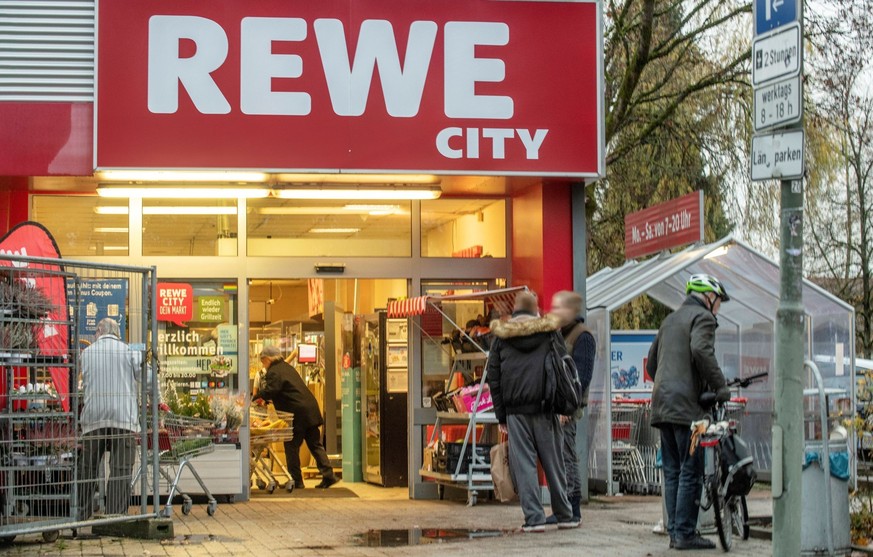 Vor Supermärkten wie Rewe halten sich in Großstädten oft Obdachlose auf, die nach Geld fragen.