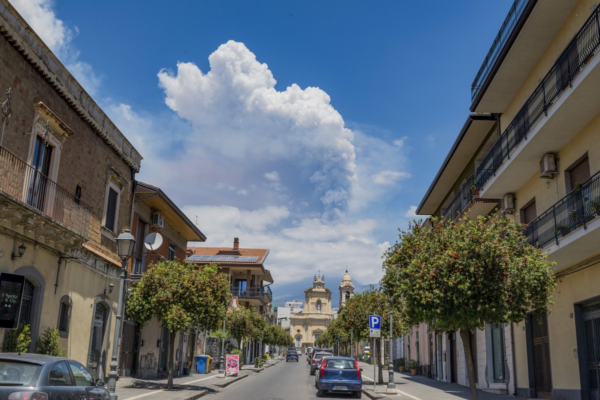 News Bilder des Tages Mount Etna erupts again CATANIA, ITALY - JUNE 02: A cloud of ash and gas rise about ten kilometers above the summit craters, as Volcano Etna erupts again starting from the Southe ...