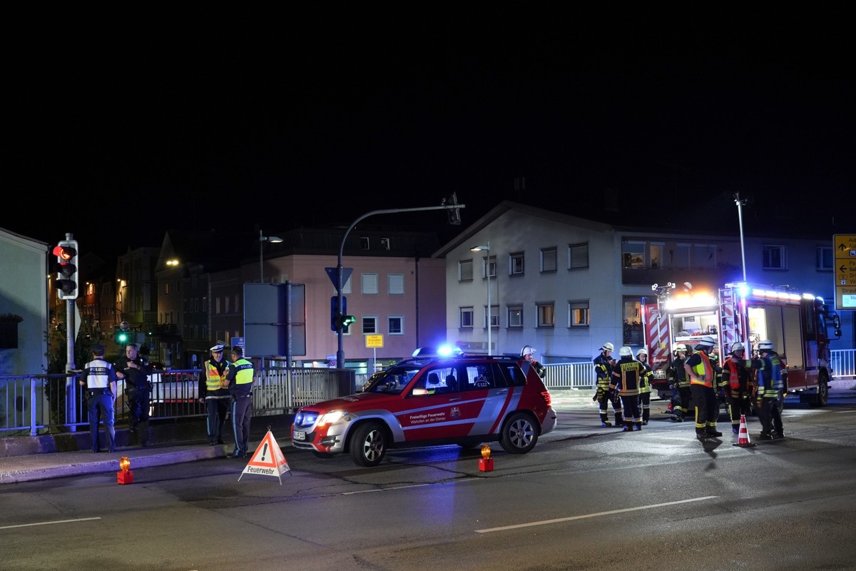 14.07.2024, Bayern, Vilshofen: Polizei und Feuerwehr sichern das Areal, nachdem ein Autofahrer sechs Menschen bei seiner Flucht vor der Polizei verletzt hat. Bei den Verletzten handelte es sich um Bes ...