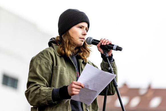 Die Aktivistin Luisa Neubauer spricht auf einer Demonstration gegen den Ukraine-Krieg auf dem Spielbudenplatz.