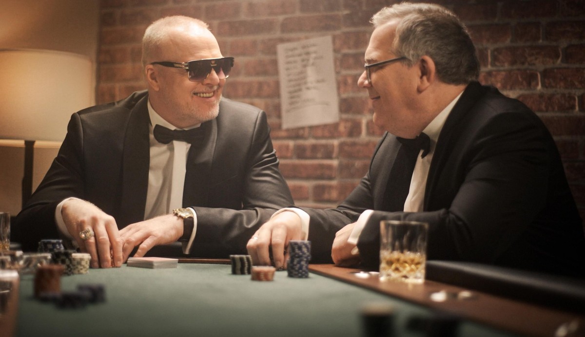 HANDOUT - 05.02.2025, ---: Stefan Raab (l.) begrüßt in &quot;Raabs Pokernacht mit GGPoker.de&quot; Elton und drei weitere prominente Spieler am Kartentisch. Der Fernsehsender RTL nimmt für sein neues  ...