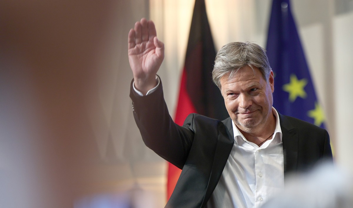 ARCHIV - 07.05.2025, Berlin: Robert Habeck (Bündnis 90/Die Grünen), ehemaliger Vizekanzler und Bundesminister für Wirtschaft und Klimaschutz, bedankt sich nach seiner Rede bei den Anwesenden im Bundes ...