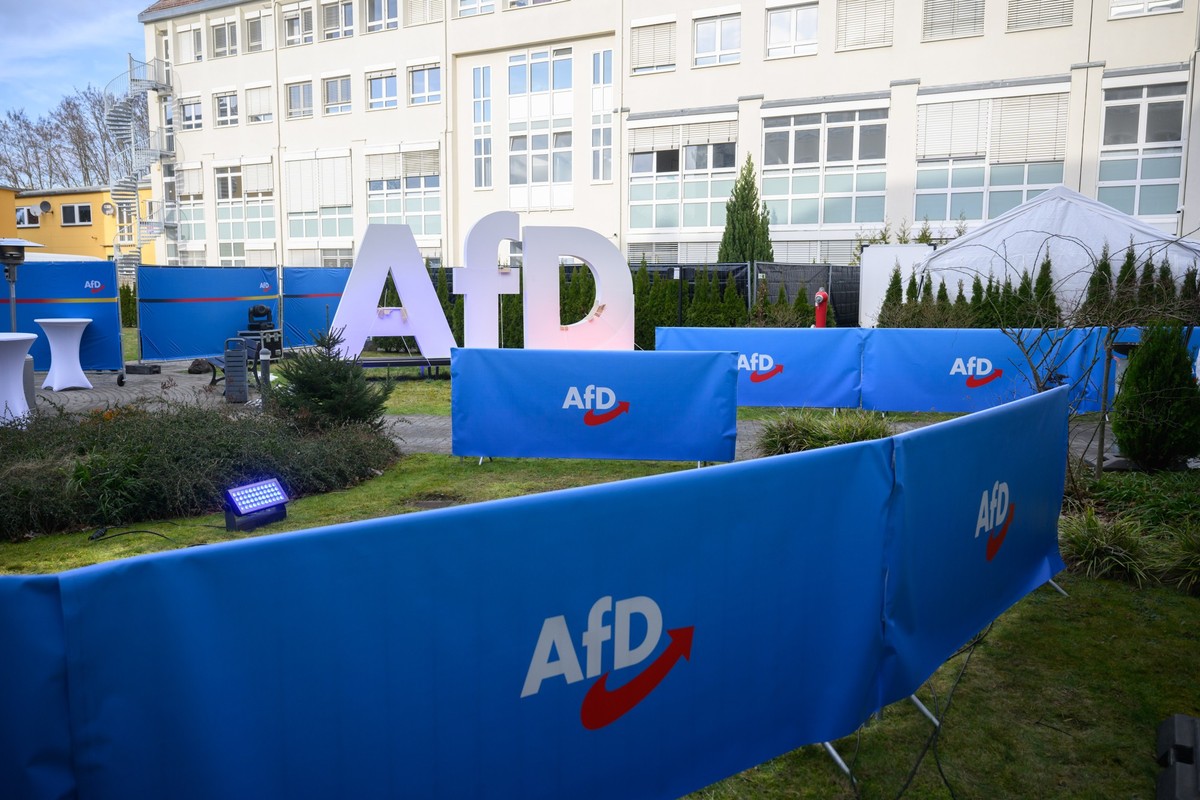 ARCHIV - 23.02.2025, Berlin: Logos stehen bei der Wahlparty der Alternative für Deutschland in der Bundesgeschäftsstelle der AfD. (zu dpa: «Gericht entscheidet über AfD-Räumungsklage») Foto: Julian St ...