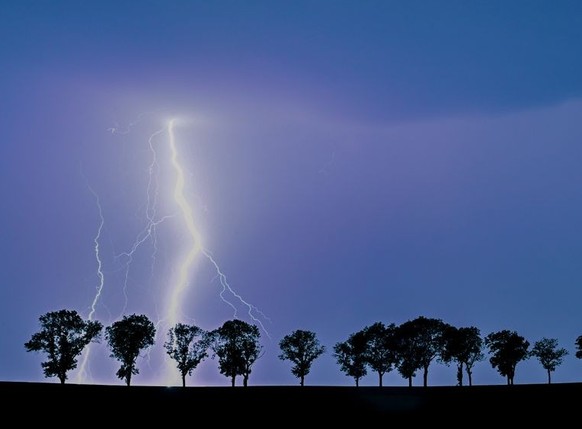 dpatopbilder - 22.06.2023, Brandenburg, Müncheberg: Ein Blitz eines Gewitters erhellt den Nachthimmel über der Landschaft im Osten des Landes Brandenburg. Foto: Patrick Pleul/dpa +++ dpa-Bildfunk +++