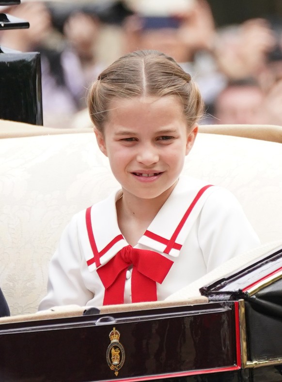 17.06.2023, Gro�britannien, London: Prinzessin Charlotte f�hrt anl�sslich der �Trooping the Colour�-Zeremonie in einer Kutsche die Prachtstra�e �The Mall� entlang. Erstmals seit seiner Thronbesteigung ...