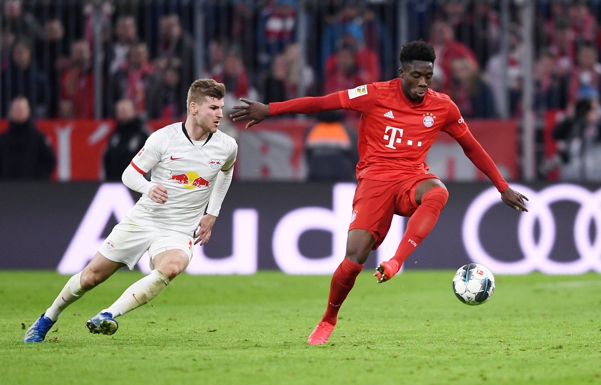 Fussball 1. Bundesliga Saison 2019/2020 21. Spieltag FC Bayern Muenchen - RB Leipzig 09.02.2020 Alphonso Davies re, FC Bayern Muenchen gegen Timo Werner li, RB Leipzig *** Football 1 Bundesliga Season ...
