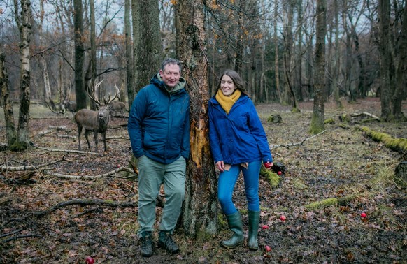 Eckart von Hirschhausen ist mit der Tierärztin Hannah Emde im Wald unterwegs.