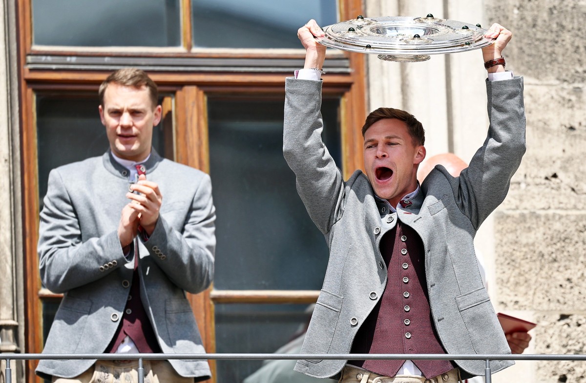 18.05.2025, Bayern, M�nchen: Fu�ball: Bundesliga, Meisterfeier der Fu�ballerinnen und Fu�baller des FC Bayern M�nchen, Joshua Kimmich (r) steht mit der Meisterschale neben Torh�ter Manuel Neuer auf de ...