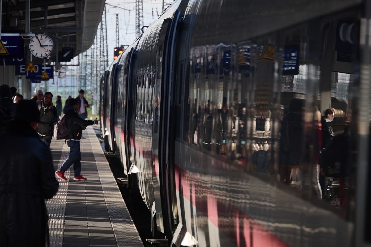 ARCHIV - 15.11.2023, Nordrhein-Westfalen, Dortmund: Ein Zug ist im Hauptbahnhof in Dortmund zur Abfahrt bereit. Archivbild (zu dpa: �Hunderte Messer-Taten an deutschen Bahnh�fen�) Foto: Bernd Thissen/ ...