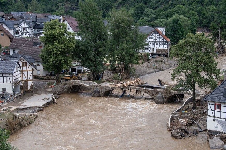 ARCHIV - 15.07.2021, Rheinland-Pfalz, Schuld: Die Brücke in dem Dorf im Kreis Ahrweiler ist nach dem Unwetter mit Hochwasser unpassierbar geworden (Aufnahme mit einer Drohne). (zu dpa: «Polizei: An Ah ...