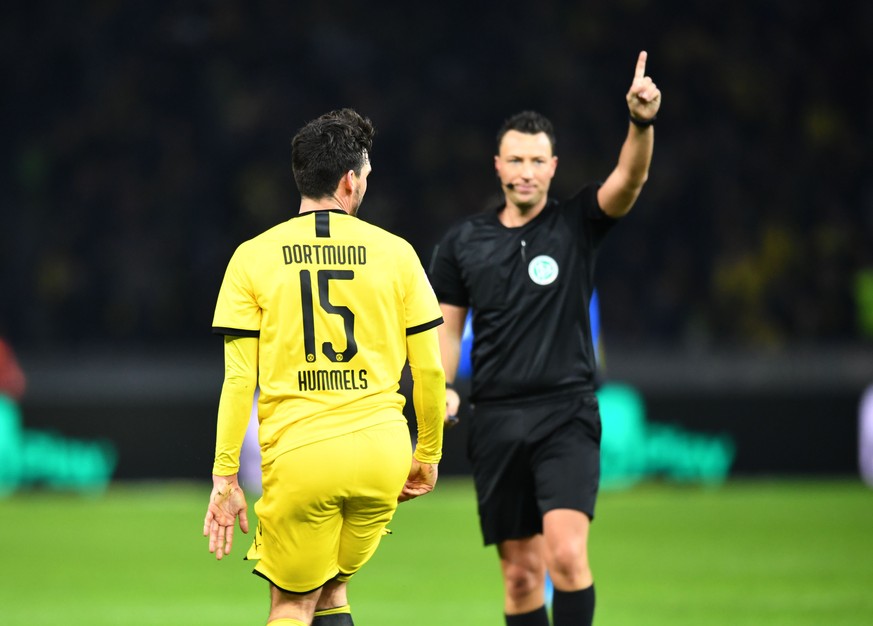 Fussball, Herren, 1. Bundesliga, Saison 2019/20, 13. Spieltag, Hertha BSC - Borussia Dortmund, Schiedsrichter Sven Jablonski Bremen zeigte Mats Hummels Borussia Dortmund die Gelb-Rote Karte, 30.11. 20 ...