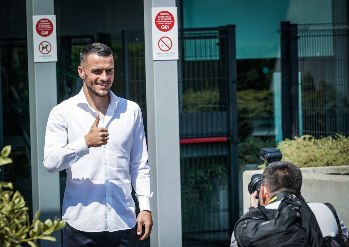 Sport Bilder des Tages August 11, 2022, TURIN, Italia: New Juventus player Filip Kostic arrives at the J Medical center to undergo medical tests, in Turin, Italy, 11 August 2022. .ANSA/ TINO ROMANO IT ...