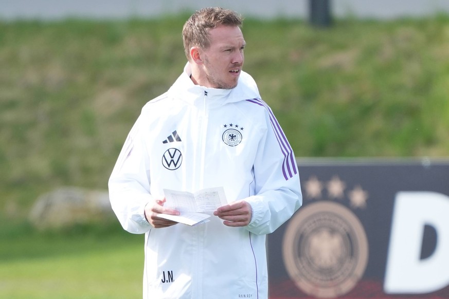 Bundestrainer Julian Nagelsmann Deutschland Germany mit seinem Trainingsplanungs-, Aufstellungs- und Taktikzettel - Frankfurt 20.03.2024: Training der Nationalmannschaft *** Germany coach Julian Nagel ...