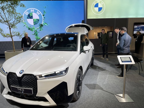 220429 -- STOCKHOLM, April 29, 2022 -- People look at a BMW electric vehicle during the Swedish eCarExpo 2022 in Stockholm, Sweden, April 29, 2022. Swedish eCarExpo 2022 kicked off here Friday. More t ...