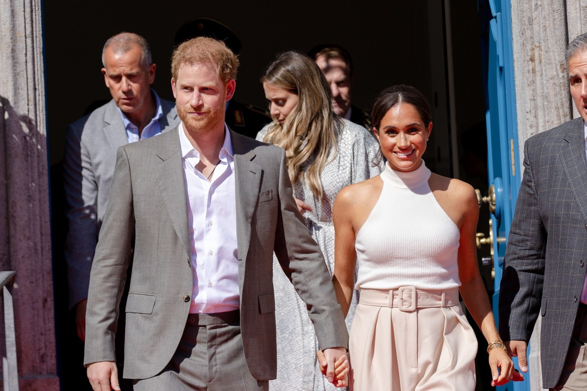 DUSSELDORF, GERMANY - SEPTEMBER 06: Prince Harry, Duke of Sussex and Meghan, Duchess of Sussex depart after a visit to Dusseldorf town hall as part of the Invictus Games Dusseldorf 2023 - One Year To ...