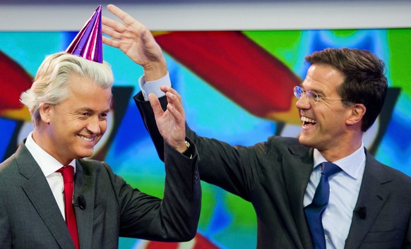 epa03387991 Dutch Prime Minister and Liberal party VVD-leader Mark Rutte (R) and right-wing Party for Freedom (PVV) leader Geert Wilders (L) joke around during the recording of the &#039;Jeugdjournaal ...