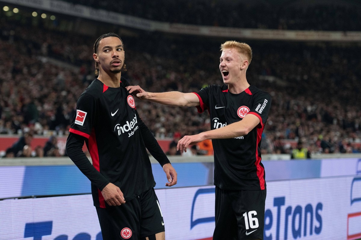 Tor zum 0:1 durch Hugo Ekitike Eintracht Frankfurt, 11, jubel, Torjubel mit Hugo Larsson Eintracht Frankfurt, 16 GER, VfB Stuttgart vs. Eintracht Frankfurt, Fussball, Herren, 1. Bundesliga, 10. Spielt ...