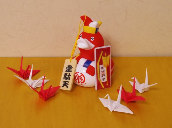 Glücksbringer: "Das Amulett mit Pfeil und Bogen (的中御守) rechts neben der Gummi-Ente ist für die Genauigkeit der Torschüsse. Das andere hölzerne (韋駄天) ist ein Schild, dass dafür sorgen soll, dass die Spieler schneller laufen können", sagt Yatuka. 