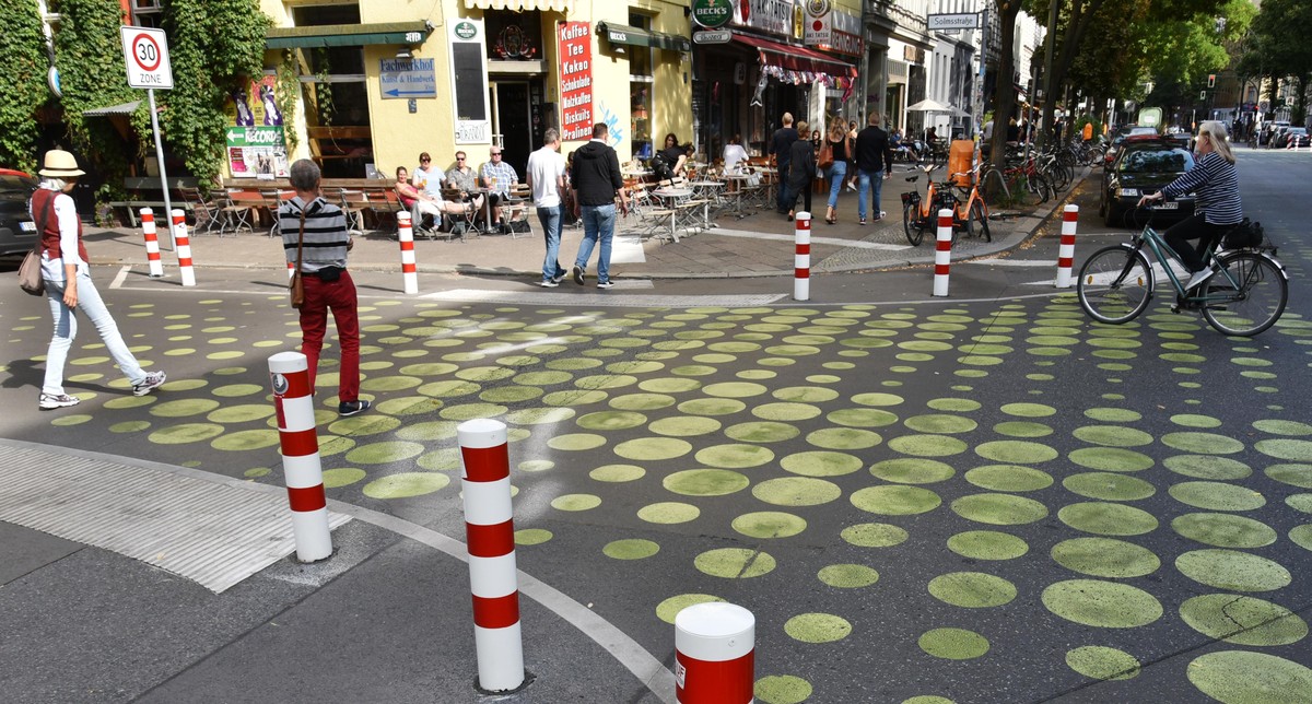 Der motorisierte Verkehr wird beruhigt, Fußgänger und Fahrradfahrer sollen Vorrang haben: Sogenannte "Begegnungszone" in der Bergmannstraße in Berlin-Kreuzberg.