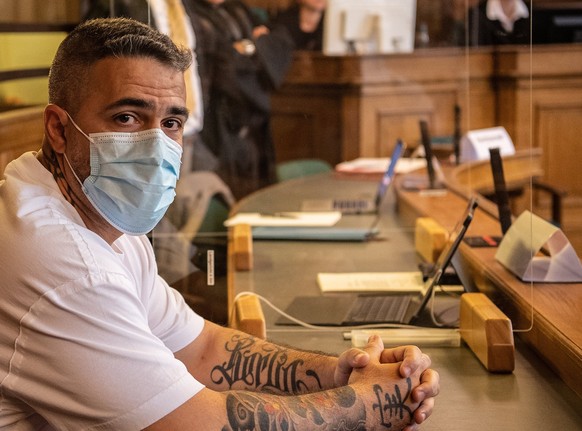 ARCHIV - 17.08.2020, Berlin: Anis Mohamed Youssef Ferchichi, bekannt als Rapper Bushido, sitzt zu Beginn eines Prozesses gegen den Chef einer bekannten arabischst�mmigen Gro�familie in einem Gerichtss ...