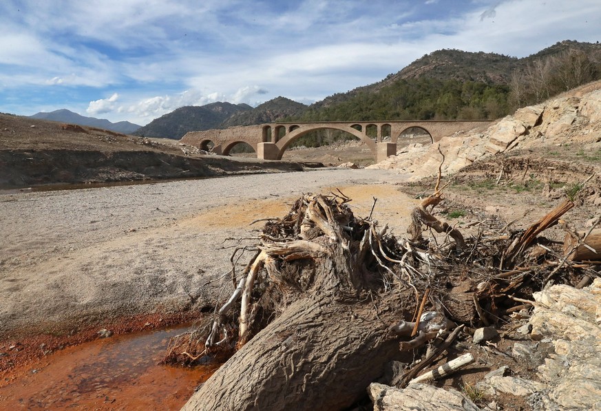 Spanien, Dürre in Katalonien Drought worsens in the swamps in Catalonia The lack of rain continues to lower the levels of the swamps in Catalonia. The Darnius Boadella swamp, in the province of Girona ...