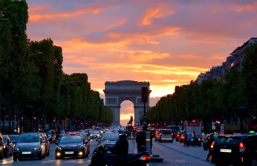 Der Verkehr in Frankreichs Hauptstadt erzeugt viele CO2-Emissionen.