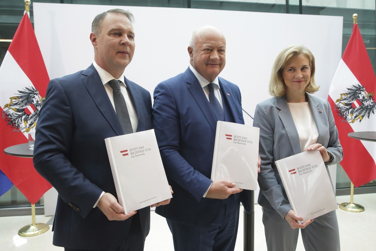 27.02.2025, Österreich, Wien: Die österreichischen Parteivorsitzenden Christian Stocker von der Volkspartei (M, ÖVP), Andreas Babler von den Sozialdemokraten (l, SPÖ), und Beate Meinl-Reisinger von de ...