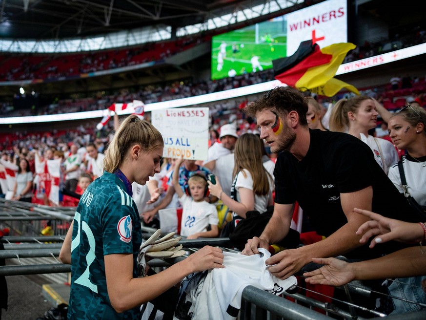 Jule Brand gibt einem mitgereisten Fan nach dem Finale ein Autogramm.