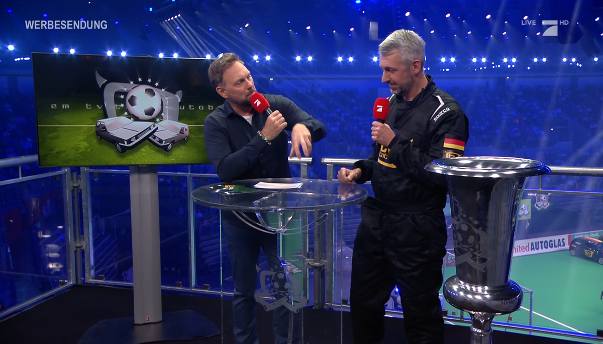 Steven Gätjen und Sebastian Pufpaff diskutieren über verschiedene Autoball-Trainingsmethoden.