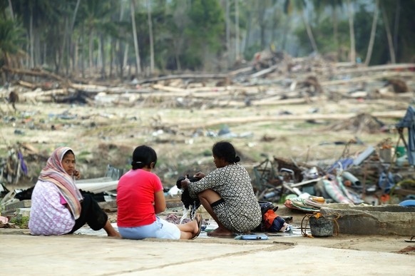 Survivors Are Displaced Out Of Their Destroyed Homes After The Indian Ocean Earthquake And Tsunami Of 2004; Aceh Province, Indonesia PUBLICATIONxINxGERxSUIxAUTxONLY Copyright: JimxHolmes 2382681