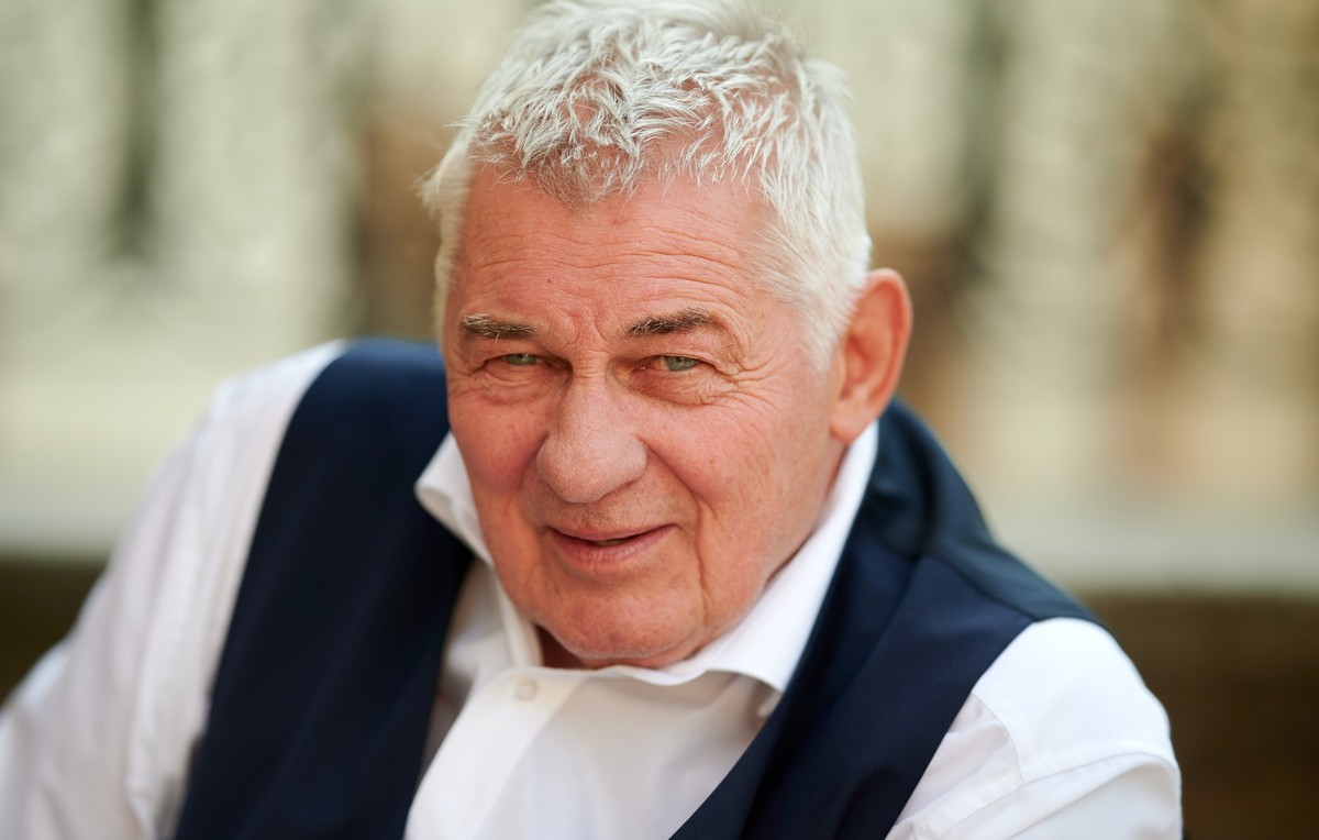 ARCHIV - 23.09.2020, Nordrhein-Westfalen, Bergisches Land Bei Köln: Der Schauspieler Heinz Hoenig sitzt bei einem Fototermin bei Dreharbeiten zur TVNOW Serie &quot;Verbotene Liebe - Next Generation&qu ...