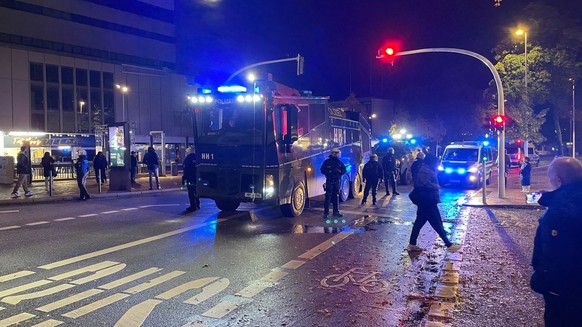 31.10.2023, Hamburg: Einsatzkräfte der Polizei stehen neben Einsatzfahrzeugen in Harburg. Am Harburger Ring haben junge Menschen Pyrotechnik auf Polizisten geworfen. Foto: René Schröder/News5/dpa +++  ...