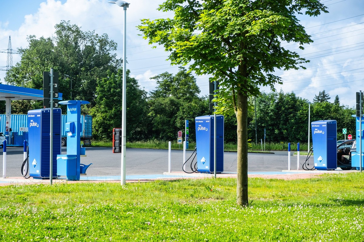 300KW Schnelllades�ulen an einer Aral Tankstelle in D�sseldorf, Deutschland D�sseldorf Nordrhein-Westfalen Deutschland *** 300KW fast-charging columns at an Aral filling station in D�sseldorf, Germany ...