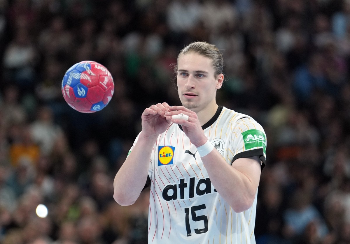 ARCHIV - 11.01.2025, Hamburg: Handball: Länderspiel, Deutschland - Brasilien, Barclays Arena, Deutschlands Juri Knorr fängt den Ball. (zu dpa: ««Das erste Endspiel»: Handball-Team eröffnet Medaillenja ...
