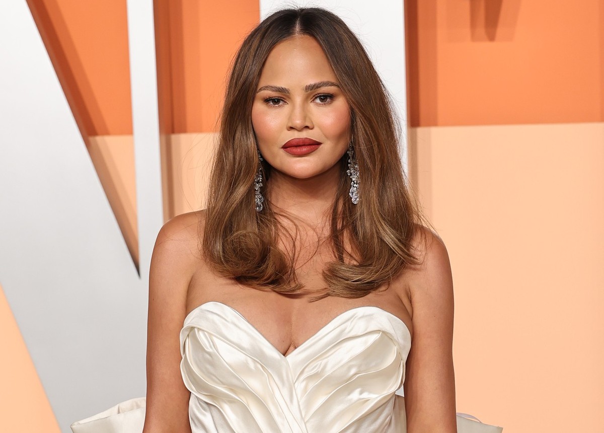 BEVERLY HILLS, CALIFORNIA - MARCH 02: Chrissy Teigen attends the 2025 Vanity Fair Oscar Party Hosted By Radhika Jones at Wallis Annenberg Center for the Performing Arts on March 02, 2025 in Beverly Hi ...